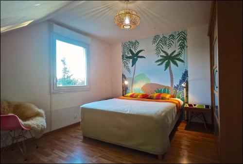 a bedroom with a bed with a painting on the wall at Appartement-maison avec jardin in Uffheim