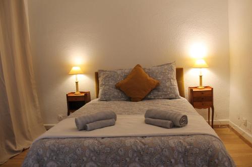 une chambre avec un lit avec deux oreillers dessus dans l'établissement Carca Rococo style - Une expérience inoubliable - Offre exceptionnelle!, à Carcassonne