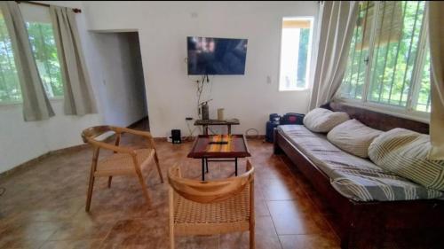 ein Wohnzimmer mit Sofa und Tisch in der Unterkunft La candelaria in Villa Ciudad Parque