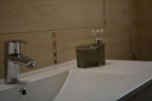 a bathroom sink with a faucet on top of it at Pinzi's home in Limite