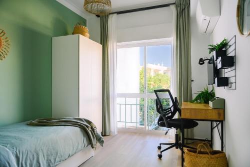 ein Schlafzimmer mit Bett, Schreibtisch und Fenster in der Unterkunft Charming Meets Modern Comfort - T2 Apartment in Ferragudo