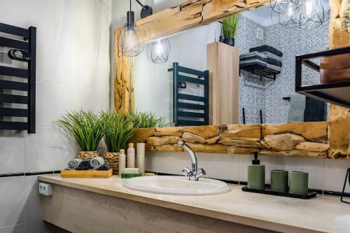 ein Badezimmer mit Waschbecken und Spiegel in der Unterkunft Charming Meets Modern Comfort - T2 Apartment in Ferragudo