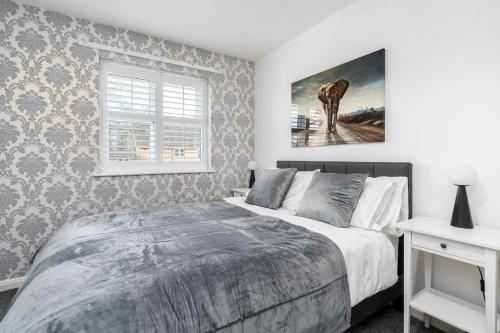 Ένα ή περισσότερα κρεβάτια σε δωμάτιο στο Cozy 2 Bed Apartment - Unlimited Wi-Fi - Free Parking - Sleeps 6 - By Old Trafford