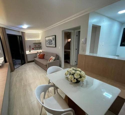 a living room with a white table and chairs at Apto de frente ao mar da Praia de Itaparica ES in Itaparica