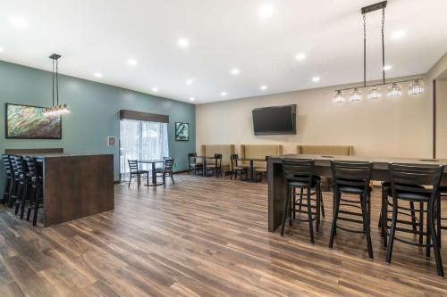 TV a/nebo společenská místnost v ubytování Best Western Plus Bluffton/Hilton Head Hotel