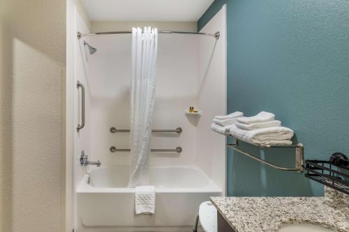 a bathroom with a tub and a shower with towels at Best Western Plus Bluffton/Hilton Head Hotel in Bluffton