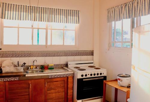a kitchen with a stove and a sink at Terraza Suite Frente al Mar in Puntarenas