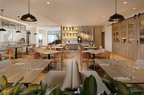 a restaurant with tables and chairs and a bar at Residence Inn by Marriott Santiago de los Caballeros in Santiago de los Caballeros