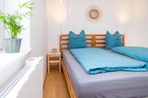 - une chambre avec 2 lits dotés d'oreillers bleus dans l'établissement Bretzel Twin Petite Venise Vieille Ville City Center Wi-Fi, à Colmar