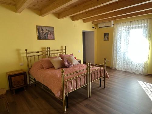 Una cama o camas en una habitación de Dimora Nobile