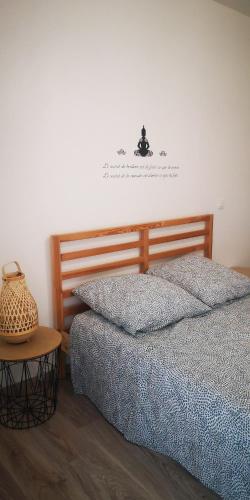 a bedroom with a bed and a table next to it at Saint-Chéron - superbe appartement lumineux in Saint-Chéron