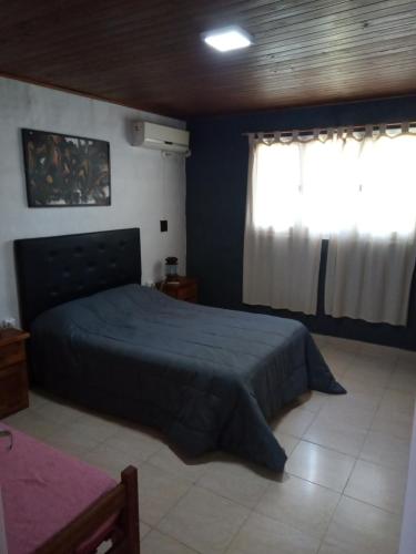 una camera da letto con un letto e una finestra di Lo de Marito a Balneario Claromecó