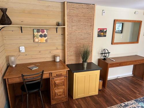 Camera con scrivania, sedia e tavolo di Trendy Craftsman Studio with Firepit and Laundry! a Willmar