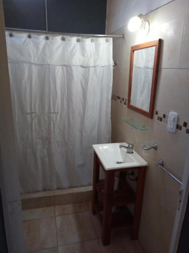 un bagno con lavandino e doccia con specchio di Lo de Marito a Balneario Claromecó