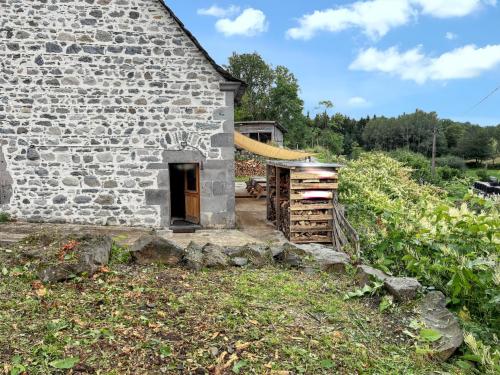 Zahrada ubytování Maison de campagne spacieuse à Chastreix avec cheminée