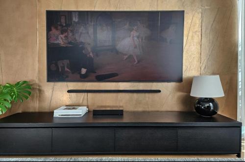 a table with a lamp and a picture on the wall at Family-Friendly 3 Levels Architect Home Near Airport Beach Sydney City FREE City Parking & Airport Pickup Available in Sydney