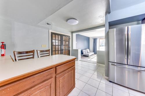 Η κουζίνα ή μικρή κουζίνα στο Cozy Wisconsin Escape with Deck, Grill and Fire Pit!