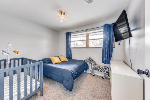 Ένα ή περισσότερα κρεβάτια σε δωμάτιο στο Cozy Wisconsin Escape with Deck, Grill and Fire Pit!