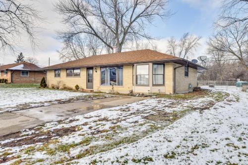 Το Cozy Wisconsin Escape with Deck, Grill and Fire Pit! τον χειμώνα