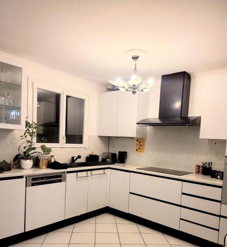 une cuisine avec des placards blancs et un plafond dans l'établissement Villa TON PARADIS - 4 chambres, à La Villeneuve