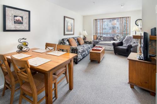 Φωτογραφία από το άλμπουμ του Town Plaza Suites by Golden Dreams σε Γουίσλερ