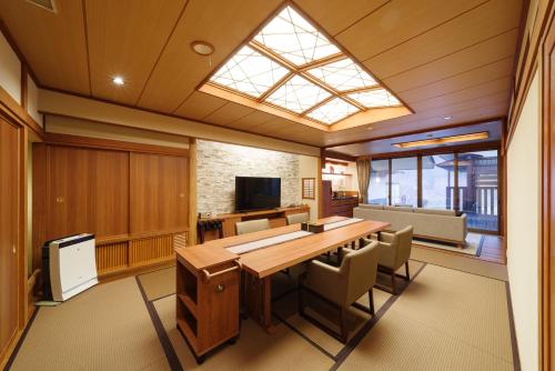 an office with a large table and chairs and a skylight at Seifutei in Inawashiro