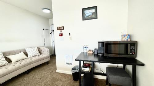 TV a/nebo společenská místnost v ubytování Double Room-Rainier View , 7mins to Dome