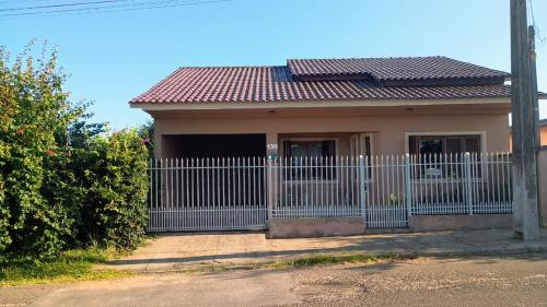 サン・ガブリエウにあるHouse Medeirosの白い柵の家