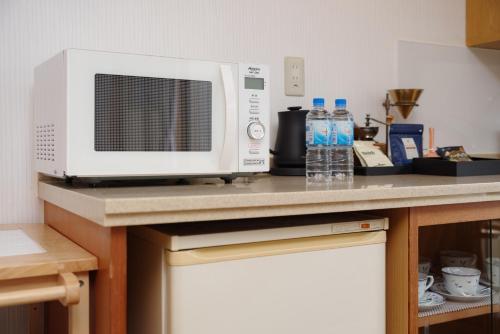 a microwave sitting on top of a kitchen counter at Seifutei in Inawashiro