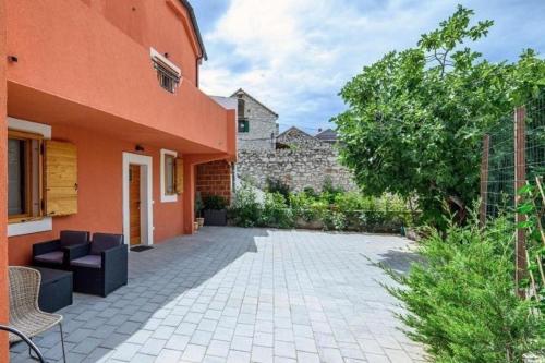 Apartments with parking space Sibenik - 23756