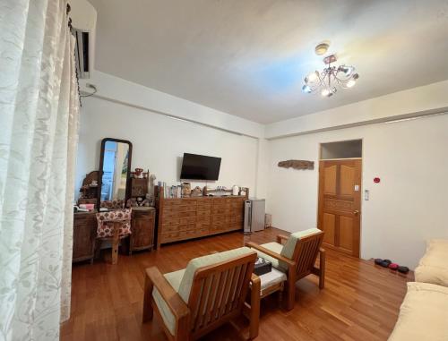 Una televisión o centro de entretenimiento en Hou Shan Suiyue Homestay
