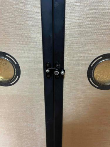 a close up of ajar door with two windows at 朝食夕食付きで最高ランクの飛騨牛希少部位と地元野菜の炭火焼きを堪能できる宿ゲストハウスつぐや in Kurono