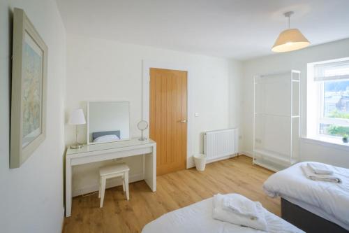 Postel nebo postele na pokoji v ubytování Teviot Cottage - Gorgeous Cosy & Modern 2BR Cottage in Hawick