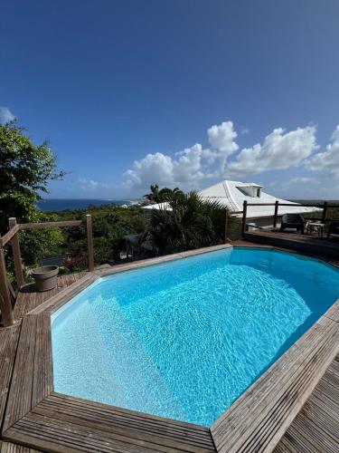 Piscina de la sau aproape de villa fleurie
