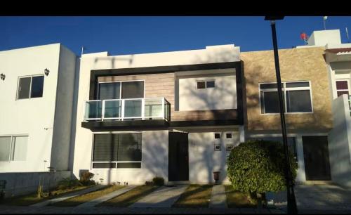 a building with a balcony on the side of it at Casa en bosques de San Juan in San Juan del Río