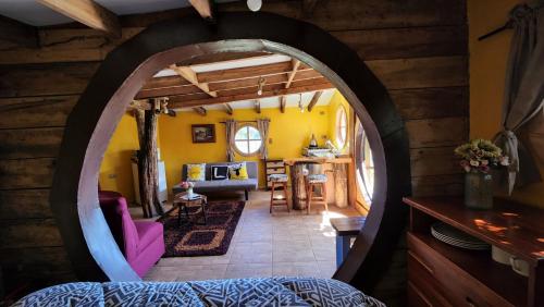 een boog in een kamer met een woonkamer bij Cabañas Quetalmahue in Ancud