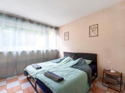 Ce lit se trouve dans un dortoir doté d'une fenêtre et d'un lit sidx sidx. dans l'établissement Le Chatoyant - À 15 minutes de la Place Stanislas - NyuLocation, à Nancy