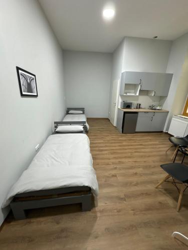 ベルリンにあるBerlin City 101のベッドが3つとテーブルと椅子がある部屋