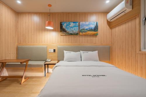 Postel nebo postele na pokoji v ubytování Hotel Yoegieottae Gwangju Station