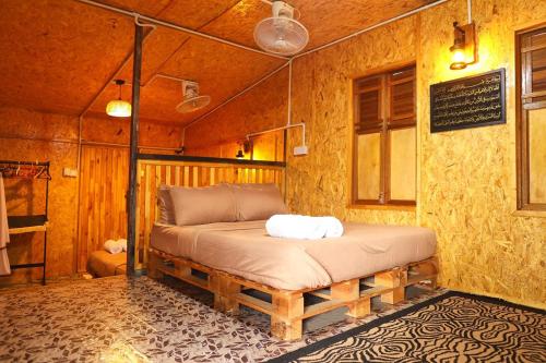 a bedroom with a bed in a room at Aeden Villa Roomstay & Homestay in Kuala Kangsar