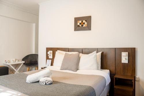 a bedroom with a large bed with a wooden headboard at Hotel Boutique El Parque in Concepción
