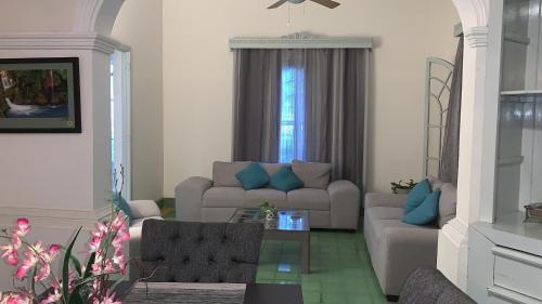 a living room with a couch and a table at suites Casa Blanca in Ciudad Valles