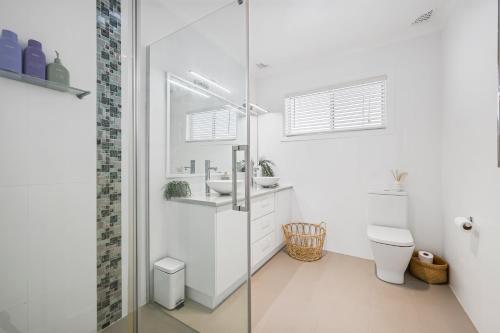 ein Badezimmer mit Dusche, Toilette und Waschbecken in der Unterkunft Blanc 1 in Crescent Head