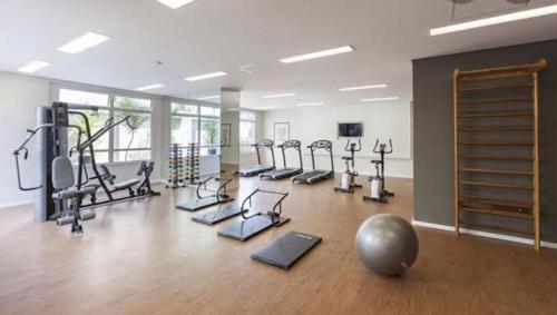 圣保罗Studio prox Av Paulista, Shop Frei Caneca, Sírio Libanes, Bela Vista e Consolacao的健身房,里面设有许多健身器材