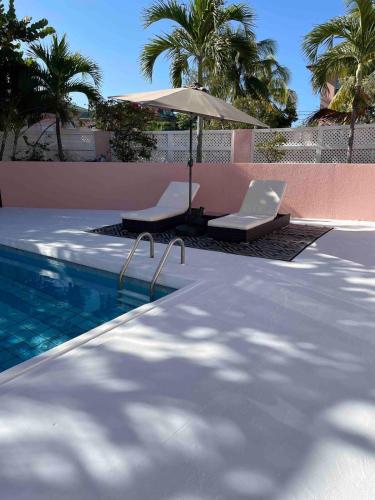 Πισίνα στο ή κοντά στο Seabreeze - 2-Bedroom Apartment Private Oasis in Frigate Bay