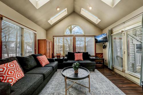 a living room with a couch and a table at Poconos Paradise Lakeskihikewater Parkkids in Lake Harmony