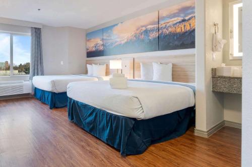 Letto o letti in una camera di Days Inn by Wyndham Thornton