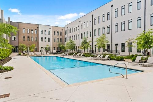 a swimming pool in front of a building at Pinnacle Heights 2Bdrm 3rd flr Near Walmart Amp Pool Fitness Center Yoga Studio Dog Spa in Rogers