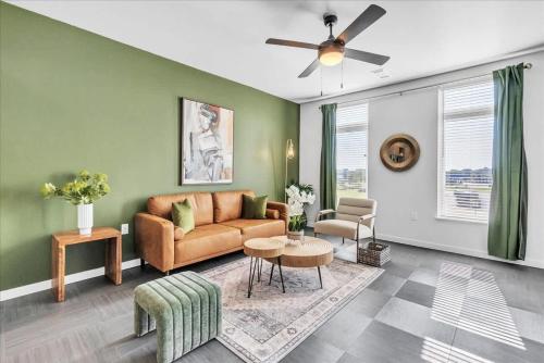 a living room with a couch and a ceiling fan at Pinnacle Heights 1Bdrm 2nd flr Near Walmart Amp Pool Fitness Center Yoga Studio Dog Spa in Rogers