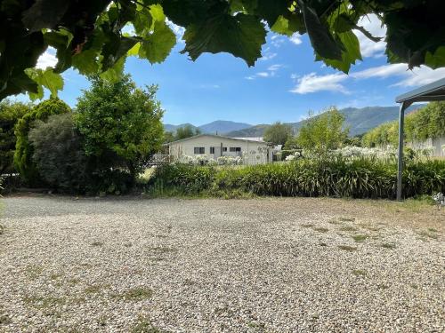 a driveway with a house in the background at White Rabbit Mountain Guest House in Mount Beauty